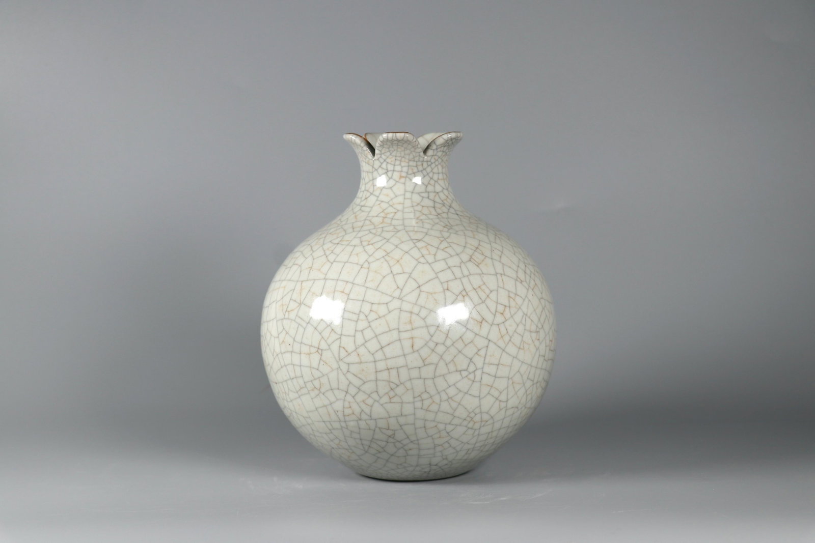 Ge Type Pomegranate-Form Zun: Ge Type Pomegranate-Form Zun, Height: 20.3cm, Diam: 16.5cm