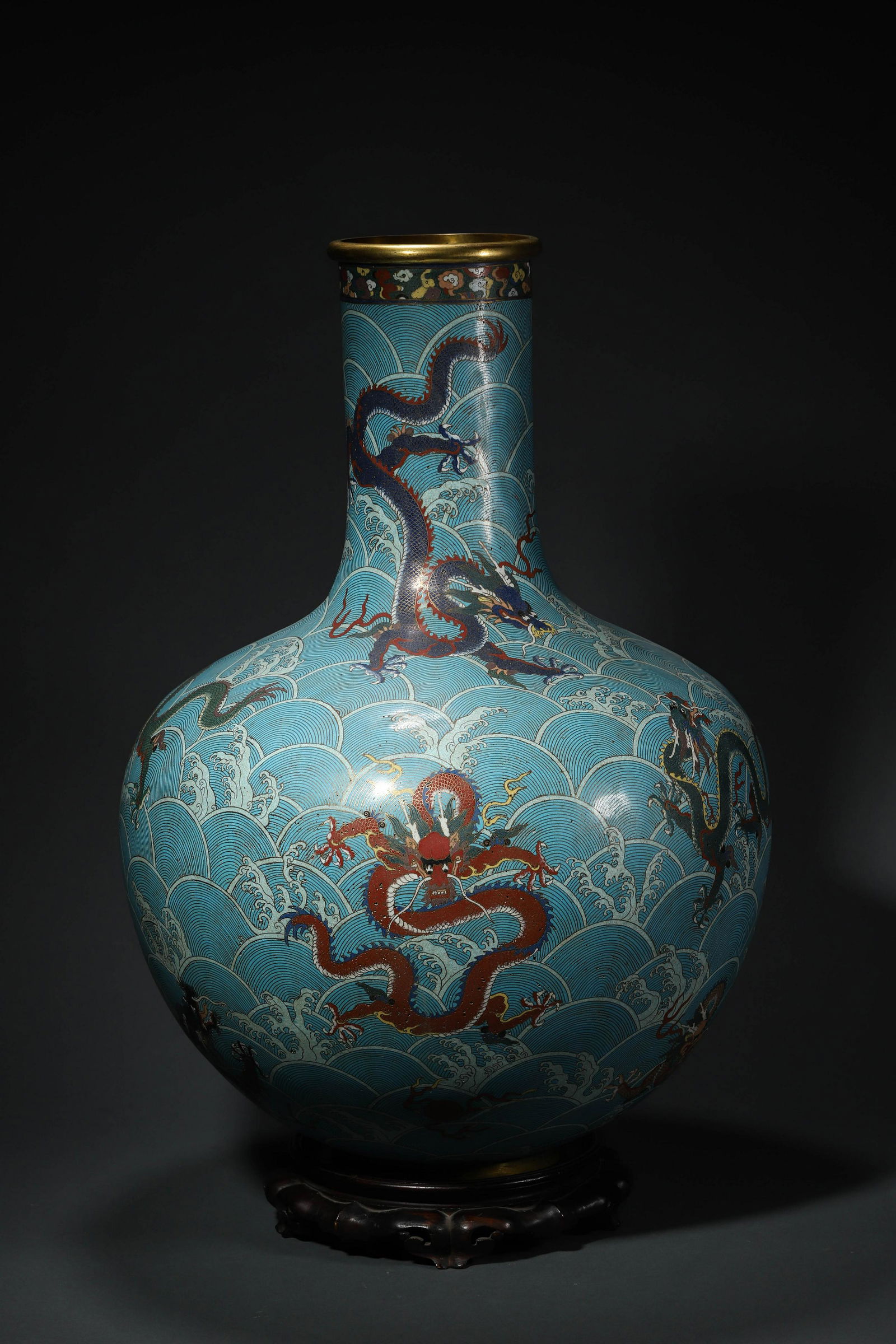 Qing Qianlong: An Enamel Vase (1 of 11)