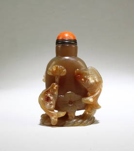 An Agate Snuff Bottle: An Agate Snuff Bottle. Height: 3.25"