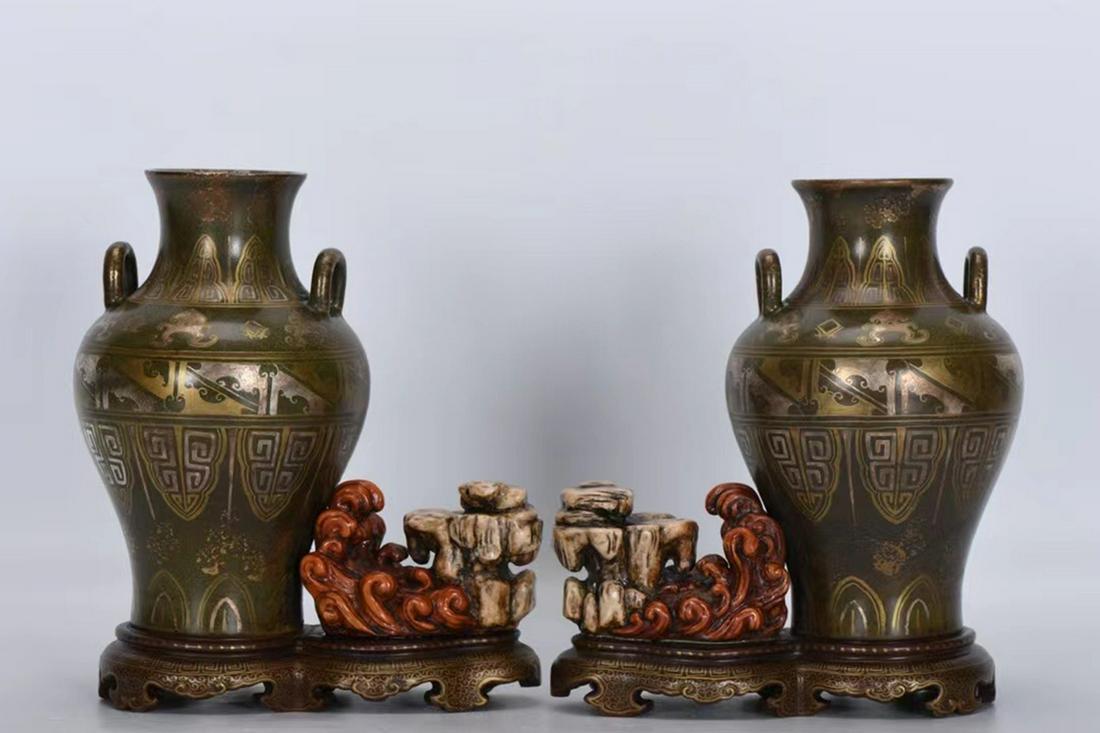 A Pair of Porcelain Vases (1 of 9)