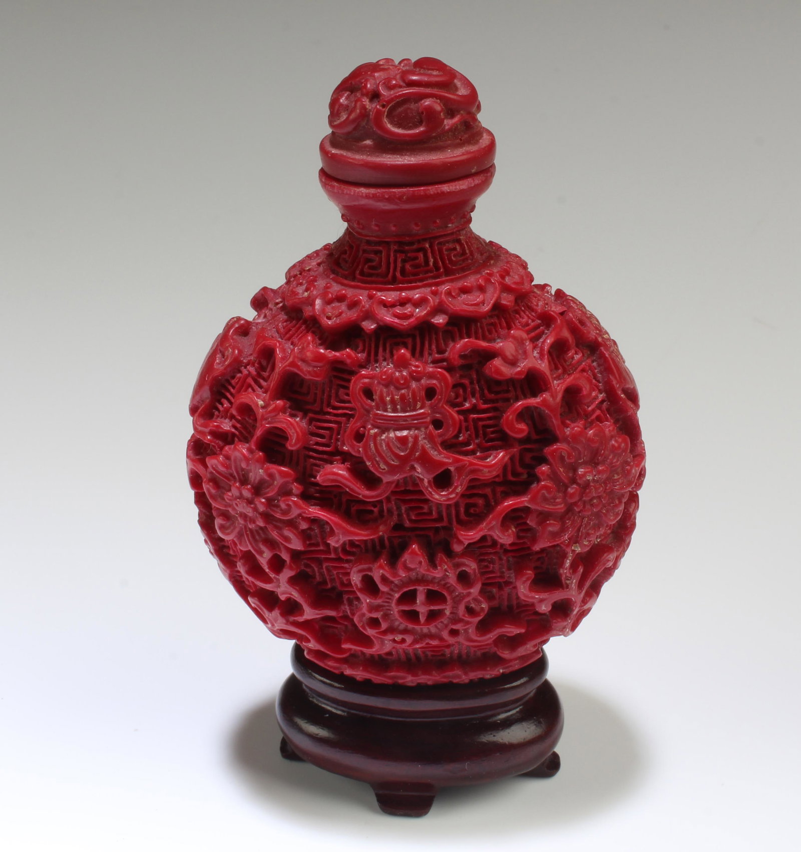 Chinese Snuff Bottle: Chinese Snuff Bottle. Comes fitted with a stand Height: 2.85"