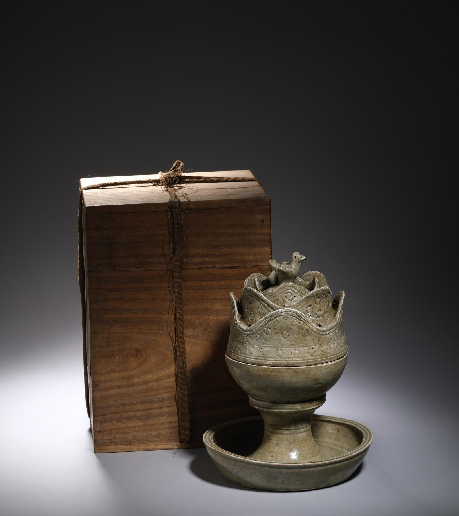 Song: A Yue Type incense Diffuser: Song: A Yue Type incense Diffuser. Comes fittd with a box. Height: 24cm. 日本安源正之傳承佛教藝術。安源正