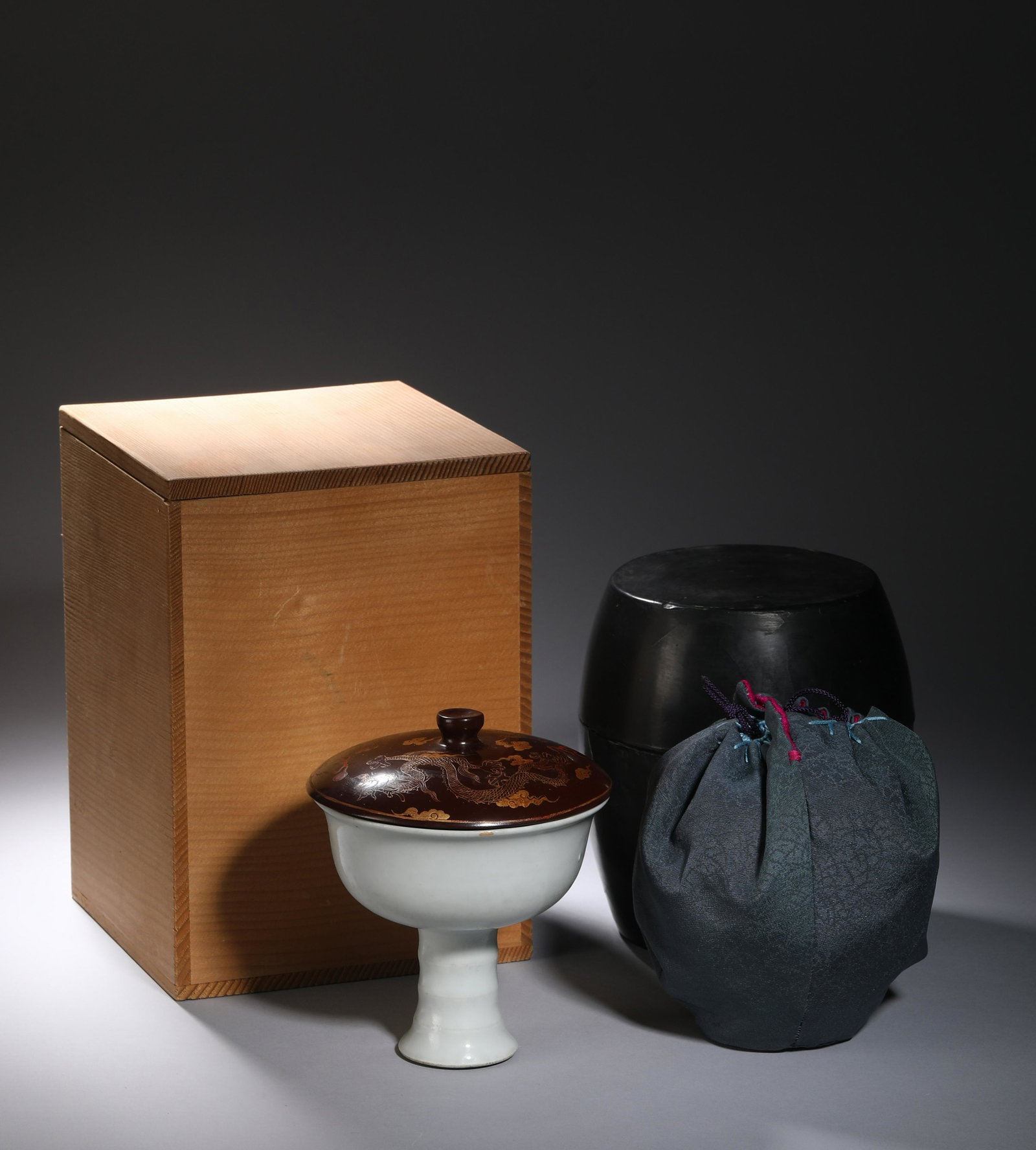 Yuan: A White Glazed Stem Cup: Yuan: A White Glazed Stem Cup with a lid. Comes fitted with a wooden boxm lacquer box and a covered bag. Diameter: 11.8cm. 日本安源正之傳承佛ă