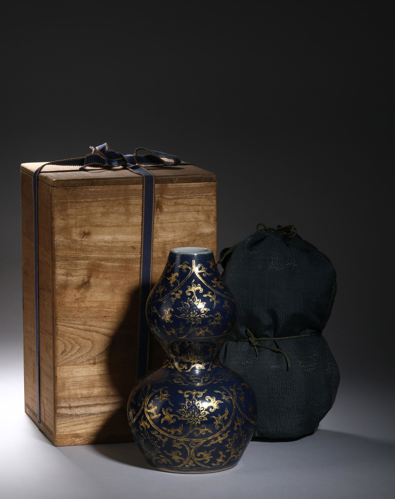 Ming JiaJing: A Porcelain double Gourd Vase (1 of 15)
