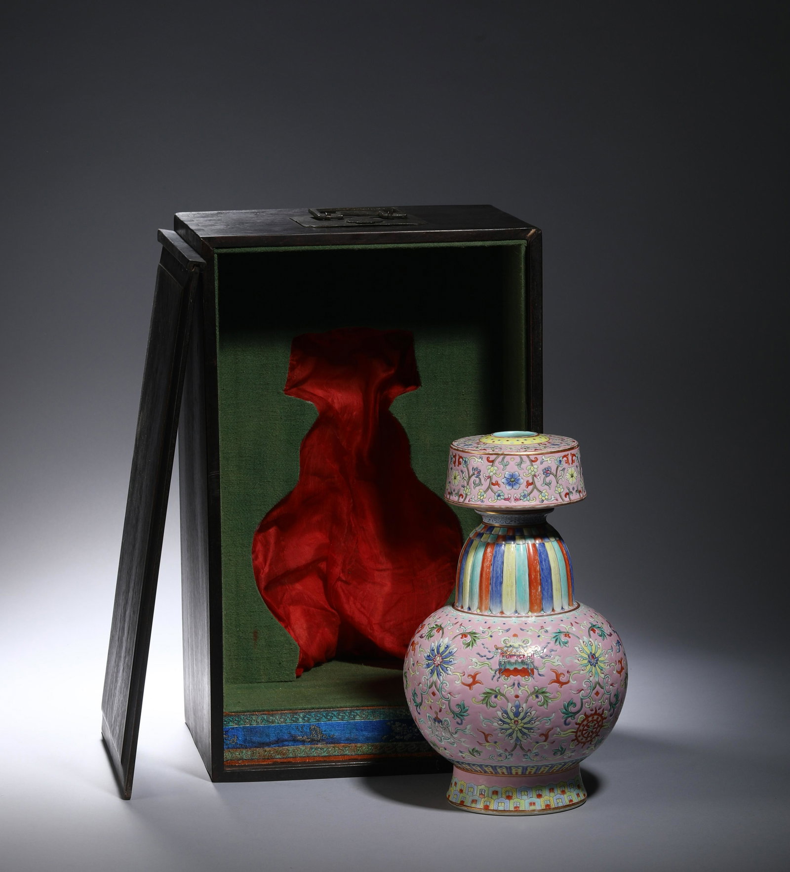 Qing QianLong: A Famille Rose Rose-Pink Ground Tibetan-Style Altar Vase: Qing QianLong: A Famille Rose Rose-Pink Ground Tibetan-Style Altar Vase. 'QianLong' mark. Comes fitted with a woodenbox and covered bag. Height: 26.5cm. 日本安源正之