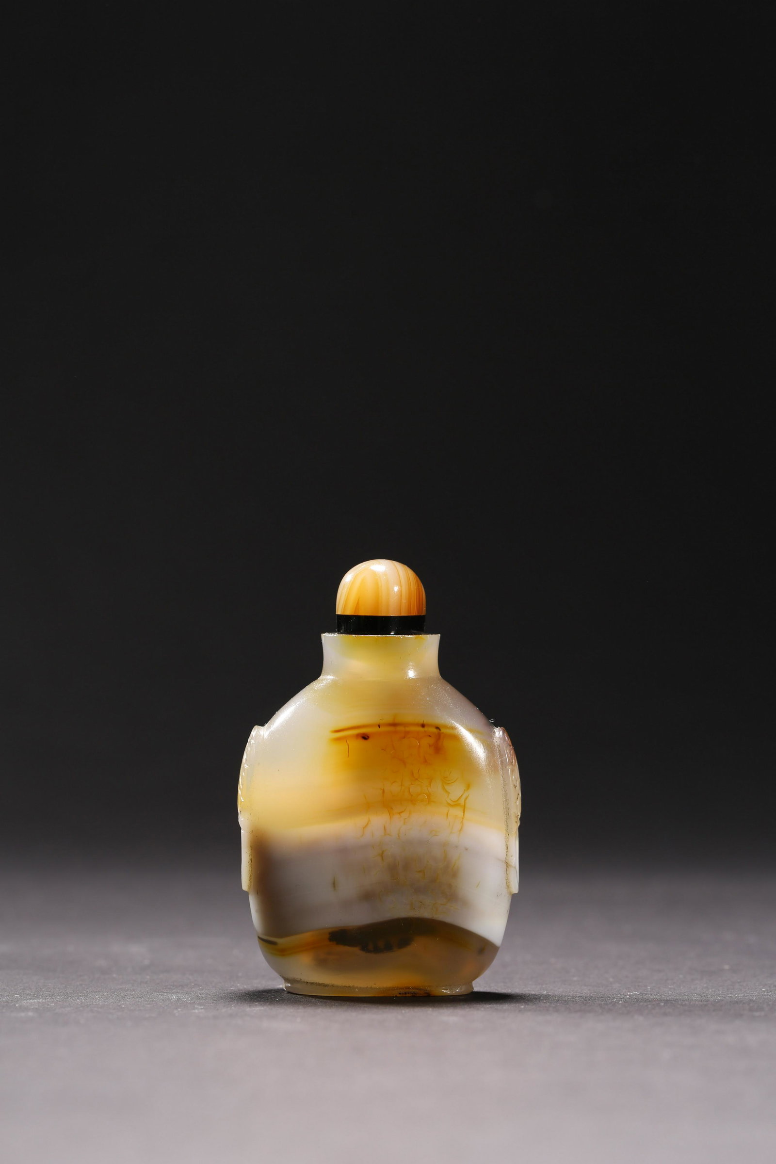 Qing Dynasty: Agate Snuff Bottle: Qing Dynasty: Agate Snuff Bottle. Height:6cm:Width:4.5cm