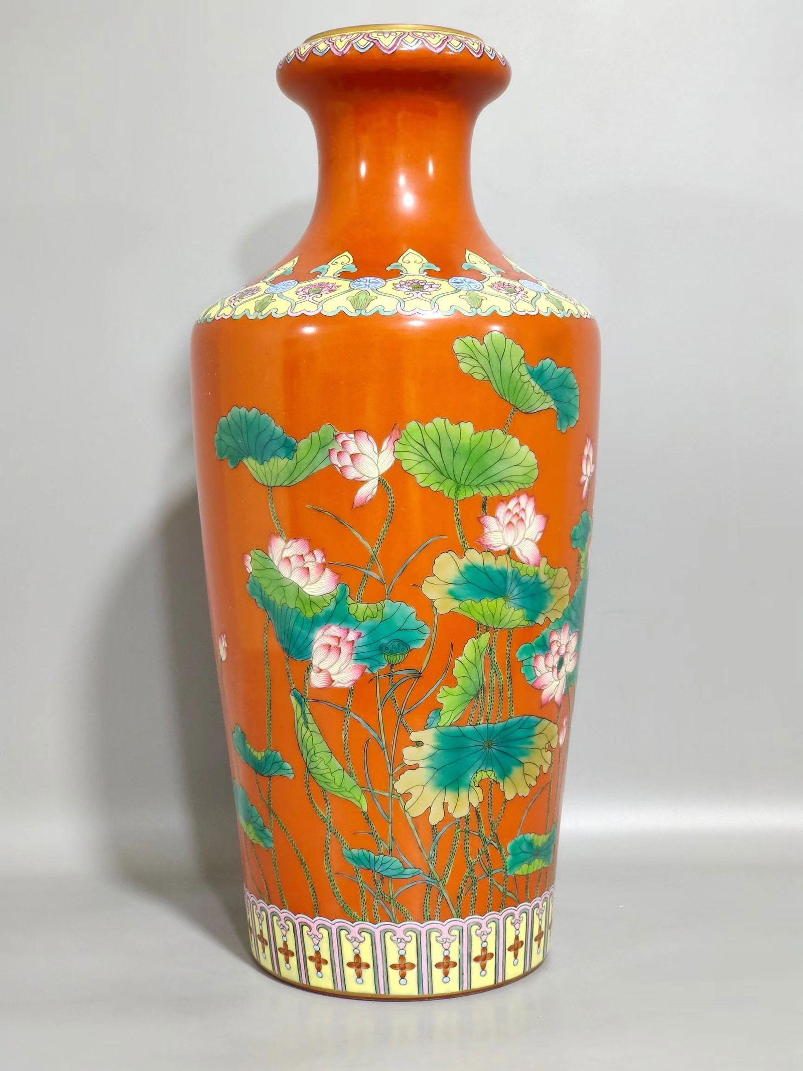 A Porcelain Vase Oct 22, 2022 Jumbo Auction House in CA