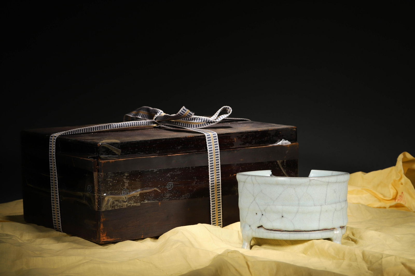 Southern Song Dynasty: A Guan Type kiln tripod censer (1 of 7)