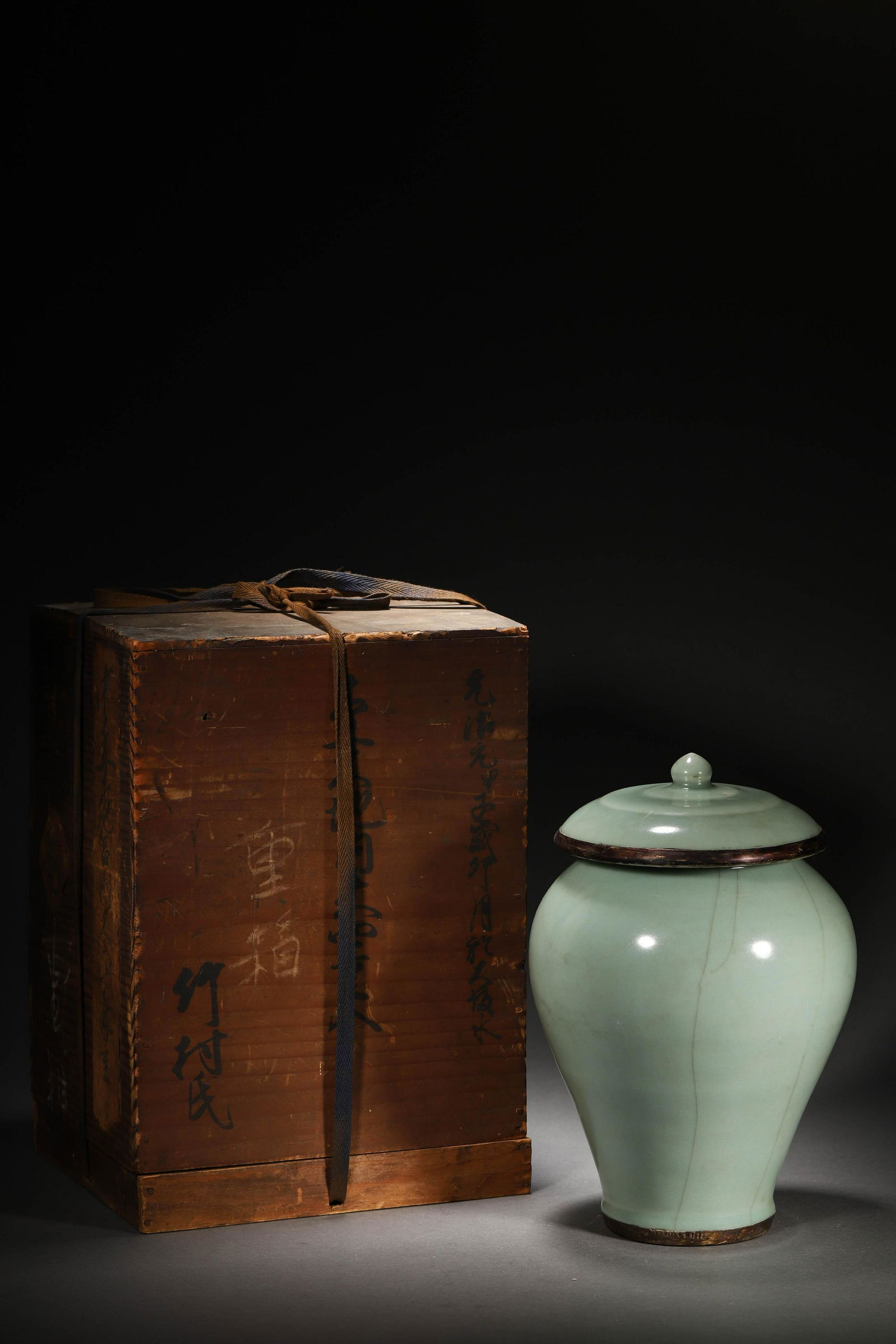 Ming Yongle:A Longquan Jar (1 of 8)