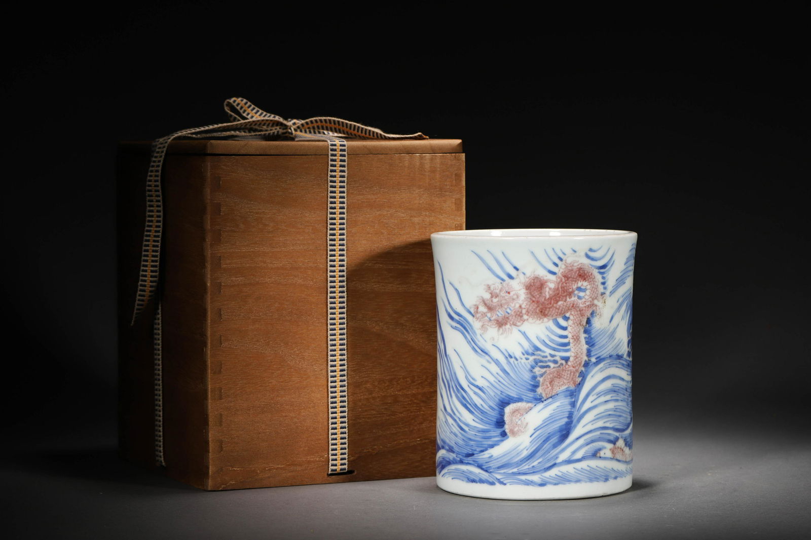 Qing Dynasty:A blue and white & Red Underglazed  Brushpot (1 of 8)