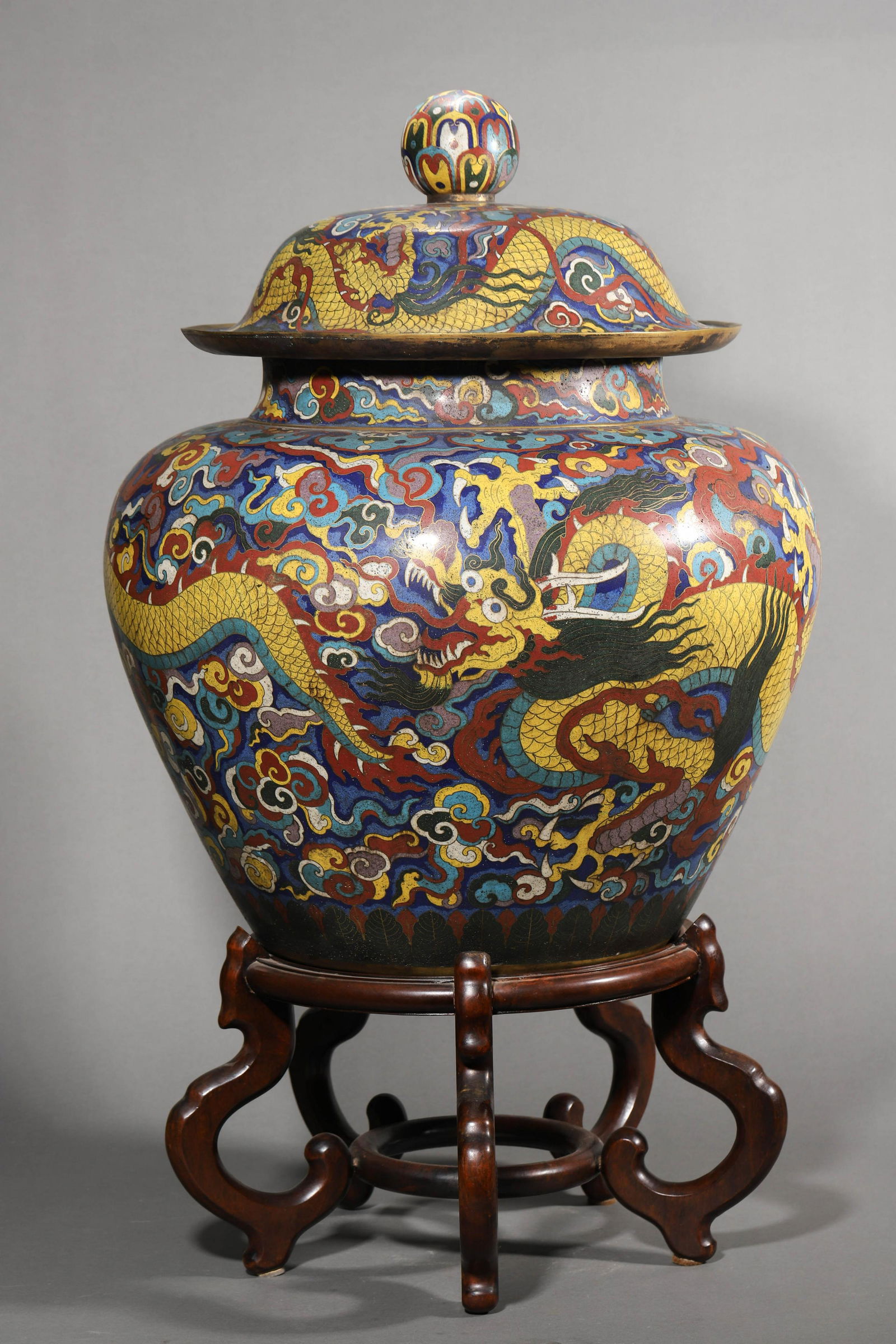 Ming Xuande:A Large Cloisonne enamel Jar (1 of 17)