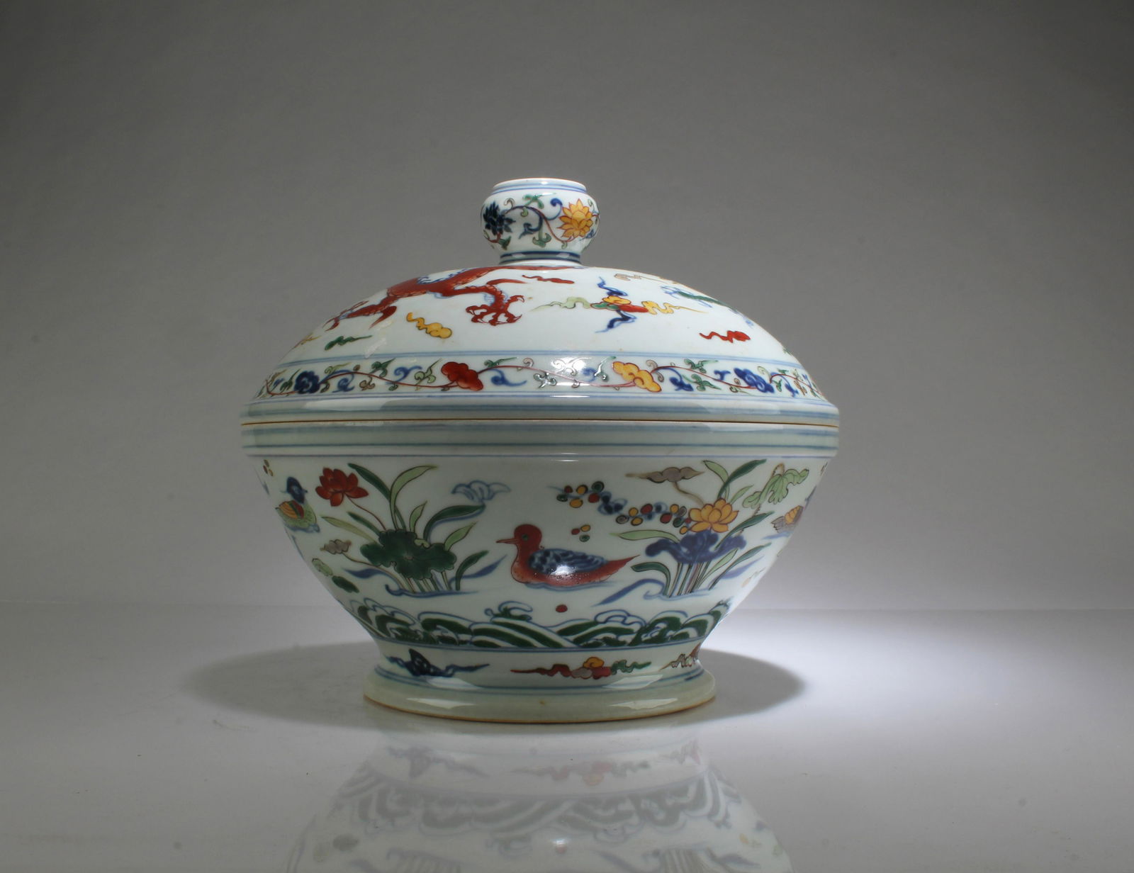 A Porcelain Round Container (1 of 9)