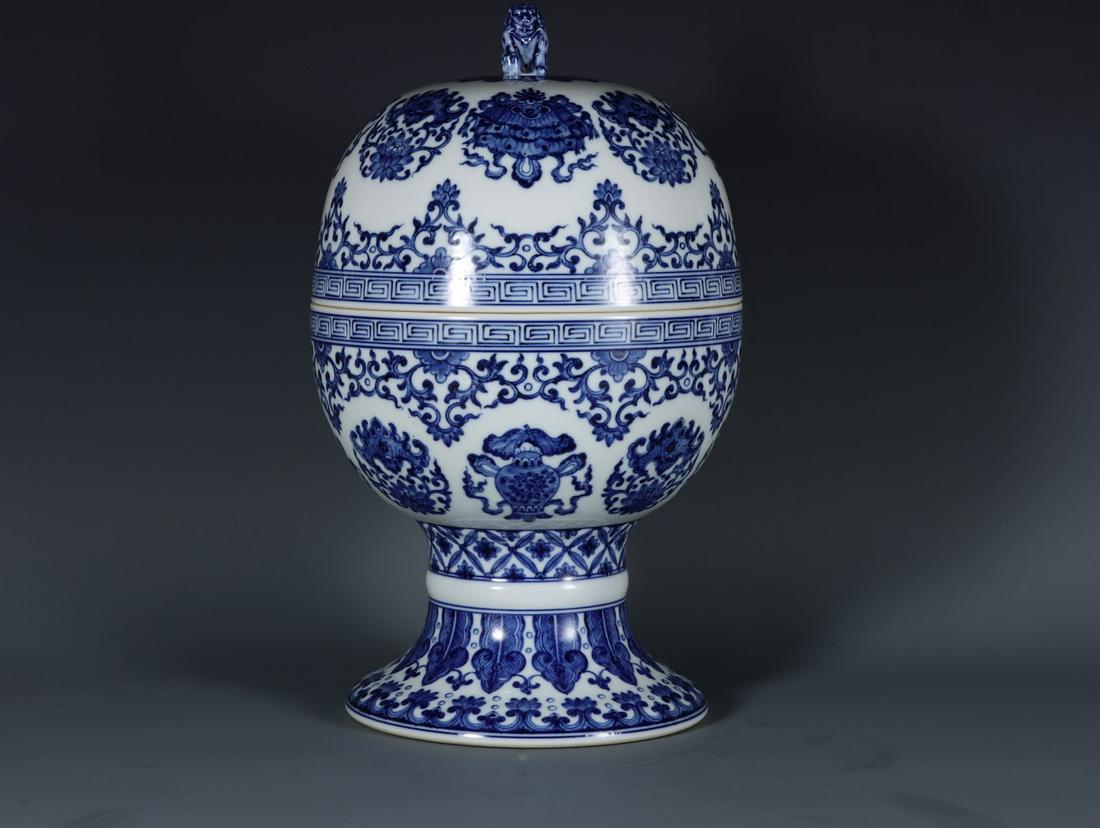 A Blue & White Porcelain Stem Container (1 of 9)