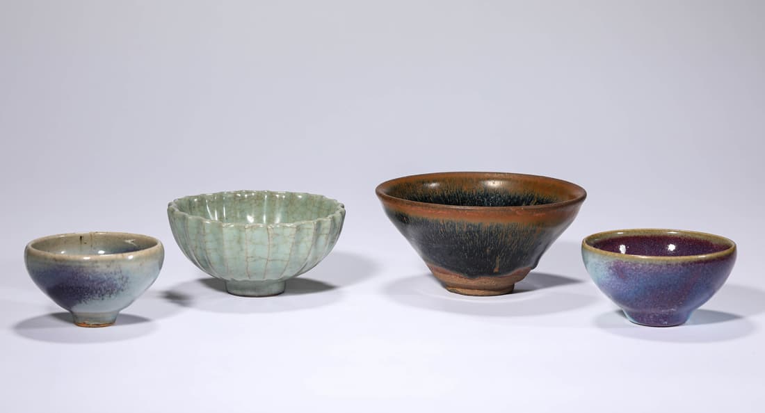 Set of Porcelain Cups: Set of Porcelain Cups Sizes are not the same.