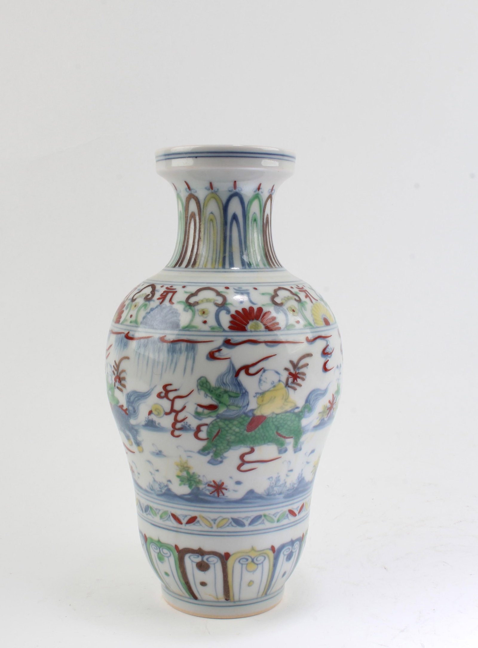 Chinese Porcelain Vase: Chinese Porcelain Vase. 'ChengHua' mark at base. Height: 9.1"