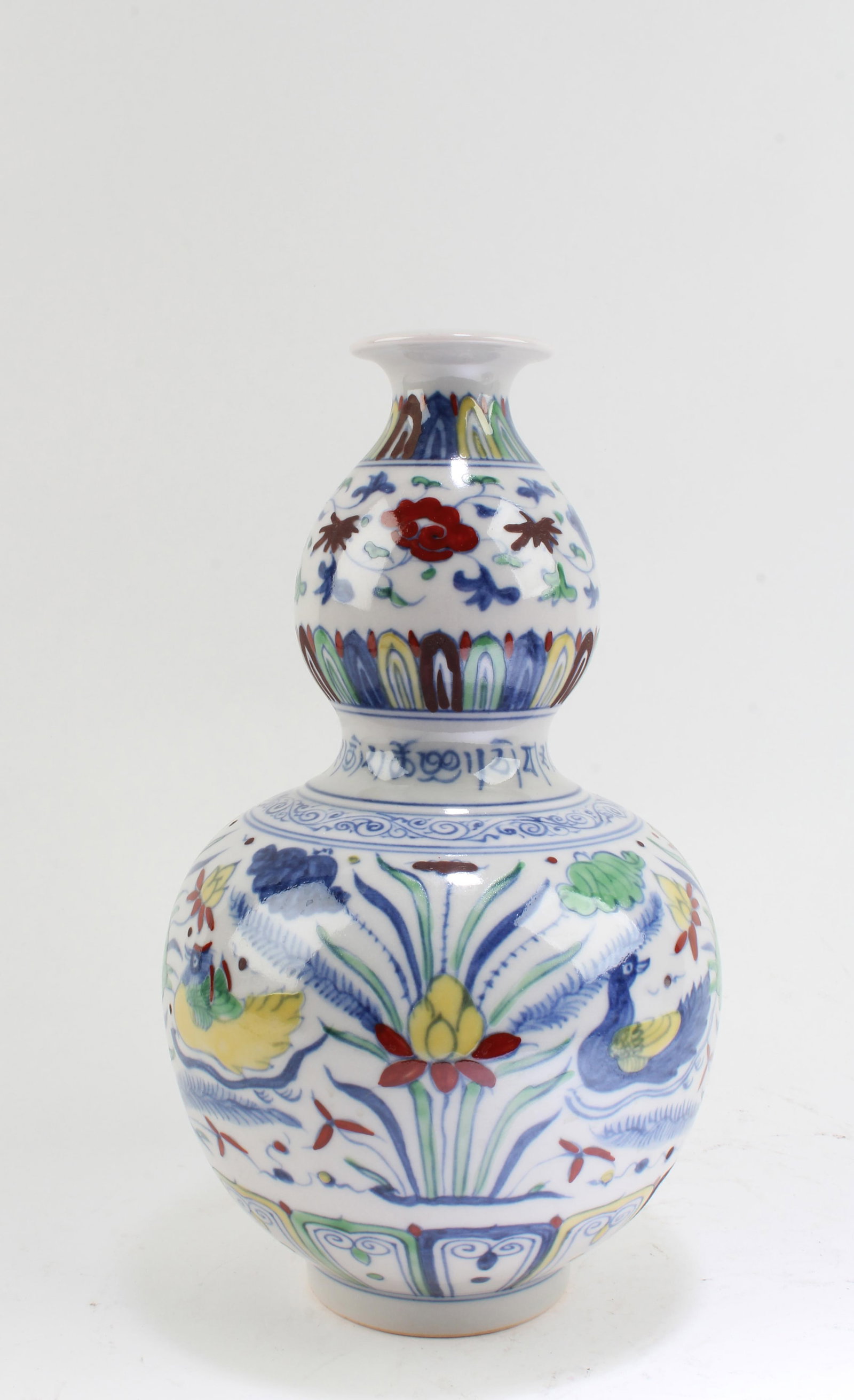 Chinese Porcelain Vase: Chinese Porcelain Vase. 'ChengHua' mark at base. Height: 9.1"