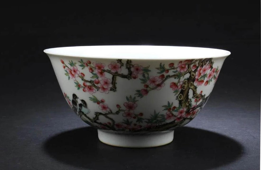 Chinese Porcelain Bowl: Chinese Porcelain Bowl. 'YongZheng' mark at base. Diameter: 6.5"
