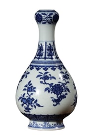 A Blue and White Fruits Garlic-Head Shape Vase