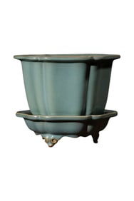 A Junyao Barbed-Rim Pot and Plate