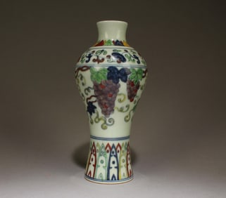 A Chinese WuCai Vase