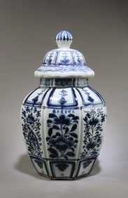 Chinese blue & White Procelain Jar
