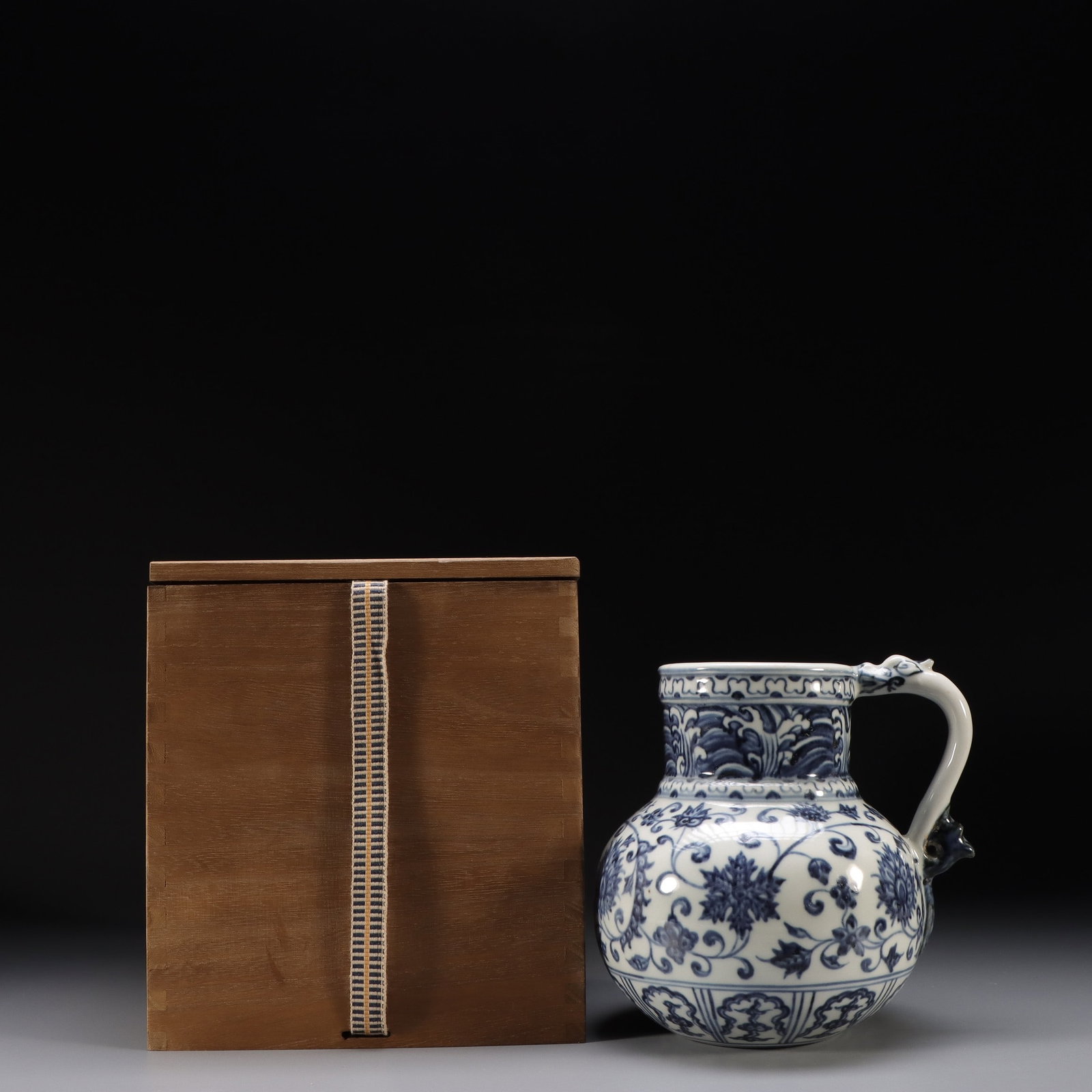 A Blue and White Vase: A Blue and White Vase.Height: 15.5cm; Diameter: 13cm; Weight: 755g