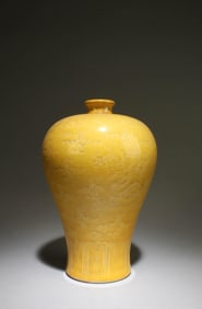 A Yellow Glazed Vase with Dragon Motif