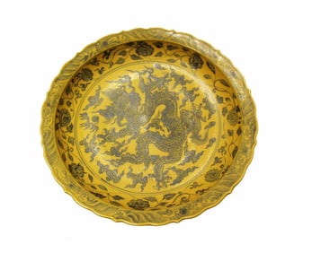 A Large Famille Jaune Plate