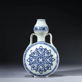 Blue and White Double-Gourd-Shape Oblate Vase