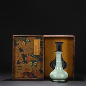 A Ru Ware Celadon Silver-Rimmed String Pattern Vase