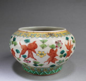 Chinese Famille Verte Jar: Chinese Famille Verte Jar. Diameter:7"