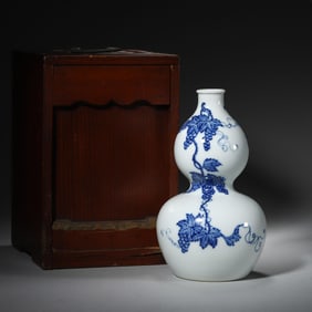 A Blue and White Gourd Vase with Squirrel and Grapes