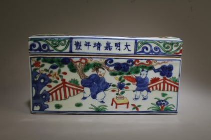 A Wucai Container with Lid