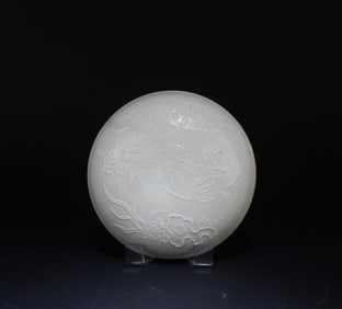 A Round Porcelain Box with Lid