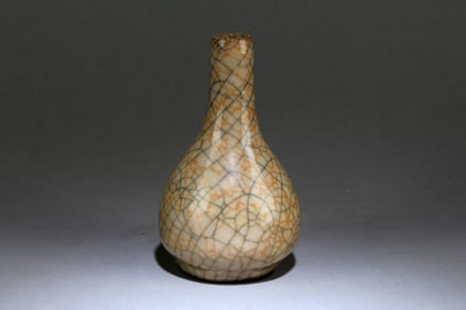 A Chinese GeYao Vase