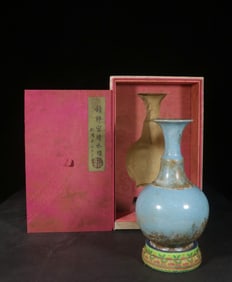 A Ru Ware Vase With Crackle Glaze and Skin