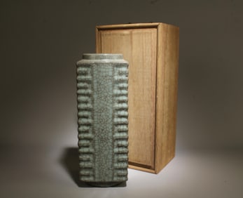 A Guanyao Cong Vase with Box
