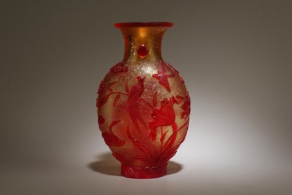 A Pekking Glass Vase