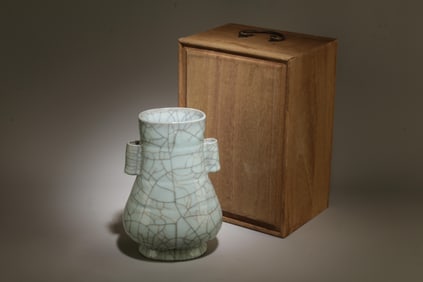 A Guanyao Vase with Box