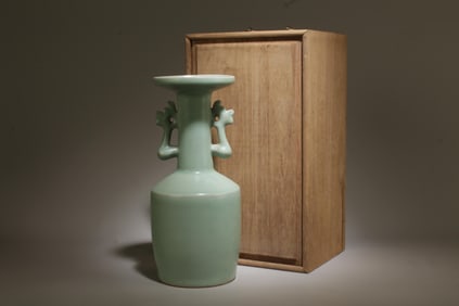A Longquan Mallet Vase with Box