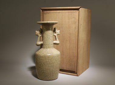 A Geyao Mallet Vase with Box