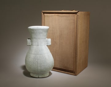 A Guanyao Vase with Box