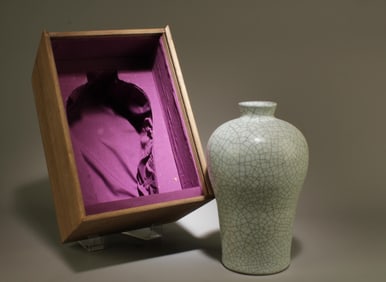 A Guanyao Vase with Box