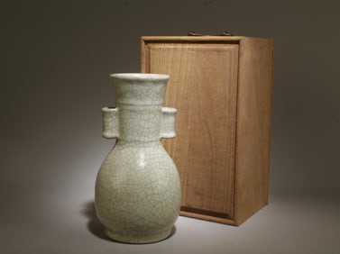 A Guanyao Vase with Box
