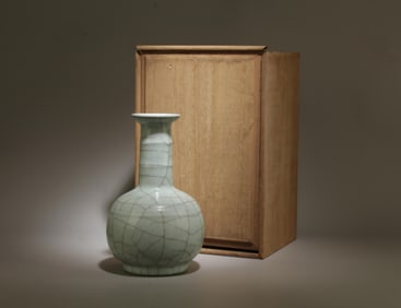 A Guanyao Vase with Box