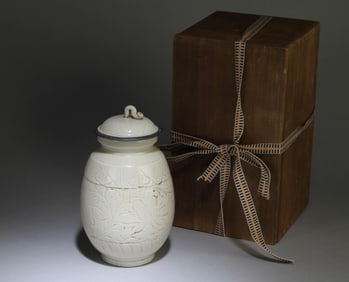 A Chinese Floral Patterned Dingyao Jar with a Lid