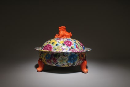 A Round Famille Rose Tripod Box with Lid