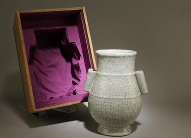 A Guanyao Vase with Box