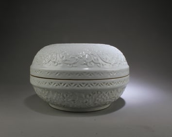 A Porcelain Round Container