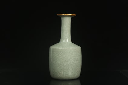 A Crackleware Glazed Porcelain Vase
